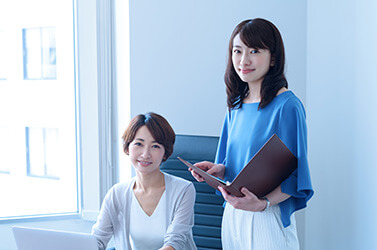 2人の笑顔の女性